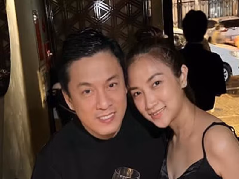 Vì hồn nhiên thể hiện tình cảm với người hâm mộ để xảy ra hiểu lầm không đáng có, Lam Trường gọi điện cho bà xã Yến Phương để động viên và xin lỗi vợ. May mắn, bà xã Lam Trường hiểu và cảm thông. Sau loạt ảnh gây hiểu lầm, Lam Trường cho rằng, anh nên cẩn trọng khi thể hiện tình cảm với khán giả.