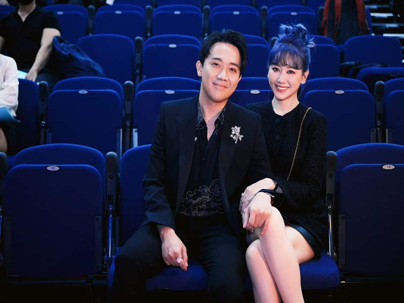 Gần đây, mạng xã hội râm ran tin đồn Trấn Thành - Hari Won sắp công bố chia tay vì hợp đồng hôn nhân hết hạn. Trước tin đồn này, nam MC rất bức xúc. Trấn Thành khẳng định vợ chồng anh vẫn hạnh phúc, không hề có hợp đồng hôn nhân.