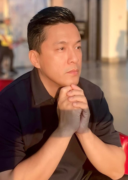 Trên Zing, Lam Trường cho biết, tại Thụy Sỹ, anh được fan tổ chức sinh nhật muộn và đưa đi tham quan TP Zurich cùng các địa điểm quay bộ phim “Hạ cánh nơi anh”. Trong buổi tham quan, Lam Trường và một fan nữ chụp ảnh bắt chước những cảnh quay của hai diễn viên chính trong phim.