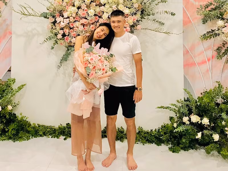 Thủy Tiên viết trên trang cá nhân: “Mẹ chồng em vừa gọi chồng em khóc nức nở nói không thành tiếng, bảo dân làng họ đến nhà hỏi thăm sao 2 vợ chồng Công Vinh - Thủy Tiên ly hôn. Chồng em bảo làm gì có chuyện này. 2 vợ chồng con đang hạnh phúc mà có chuyện gì đâu mẹ? Mẹ chồng bảo “Có chuyện chi mà giấu mẹ, dân làng họ kéo đến nhà hỏi ầm ầm này, đừng giấu nữa”. Bố chồng cũng gọi. Thế là google ra cái tin này. Ghê thật sự”.