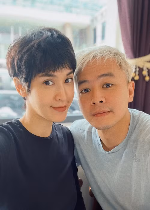 Tú Vi còn đăng đàn bày tỏ: “Lần đầu tiên tôi đọc bình luận mà tôi bó tay đó mọi người. Lúc tôi và Văn Anh công khai yêu nhau, thì nói tụi tôi giả bộ PR. Lúc yêu được 2 năm và sắp cưới, thì nói là hợp đồng thôi vì Văn Anh là gay. Cưới được 2 năm, có bầu luôn thì nghe bảo là do nhà Văn Anh giàu lắm, Văn Anh đại gia, nên tui cưới vì tiền. Xong giờ con 2 tuổi thì có tin tụi tui ly hôn mà không công khai. Ôi… nếu là mọi người. Mọi người làm sao đây”.