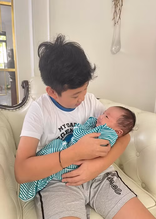 Con trai đầu lòng của Vân Hugo cưng chiều em gái nhỏ.