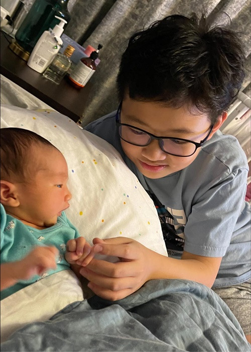 Bé Vừng được xem là bản sao nhí của anh trai.