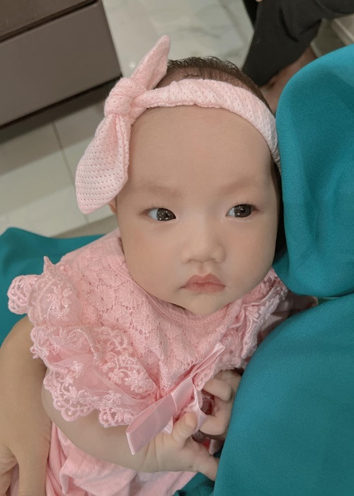 Con gái Vân Hugo có diện mạo dễ thương với chiếc mũi cao, khuôn miệng chúm chím, làn da trắng hồng, đôi mắt to tròn.