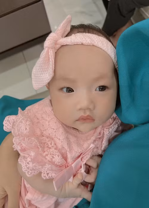 Con gái Vân Hugo có diện mạo dễ thương với chiếc mũi cao, khuôn miệng chúm chím, làn da trắng hồng, đôi mắt to tròn.