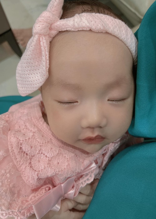 Bé Vừng được bố mẹ cho ăn mặc điệu đà.