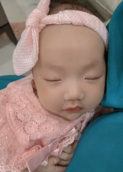 Bé Vừng được bố mẹ cho ăn mặc điệu đà.