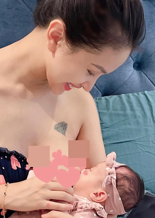 Nữ MC đăng tải khoảnh khắc cho con bú.