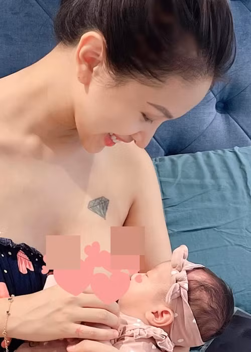 Nữ MC đăng tải khoảnh khắc cho con bú.