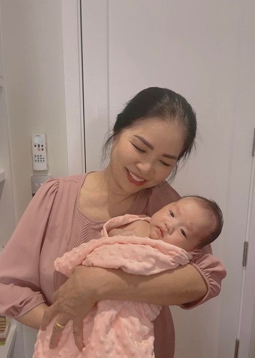 Vân Hugo được mẹ đẻ hỗ trợ việc chăm sóc con gái.