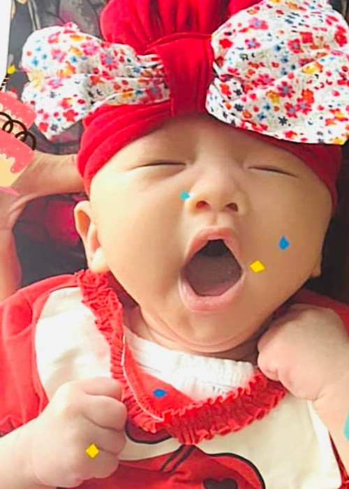 Vân Hugo cảm ơn con gái vì khiến cô được trải nghiệm niềm hạnh phúc thiêng liêng thêm một lần nữa, cũng như khiến cô từ một người tưởng chừng luôn cứng cáp, mạnh mẽ trở nên nữ tính, mềm mỏng hơn.