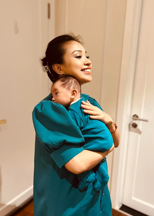 Vân Hugo mặc đồ đôi cùng con gái.