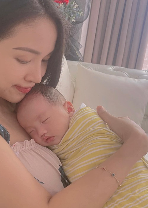 Nữ MC thường xuyên chia sẻ những khoảnh khắc bên con gái.