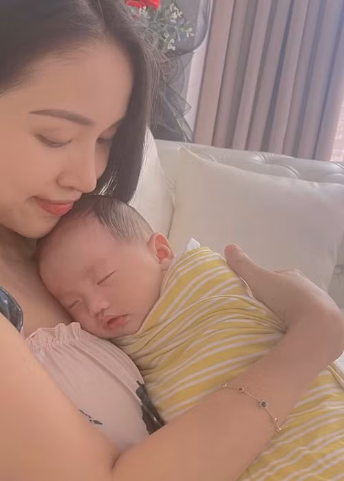 Nữ MC thường xuyên chia sẻ những khoảnh khắc bên con gái.