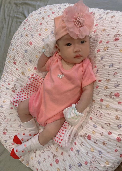 Càng lớn, con gái Vân Hugo càng đáng yêu.