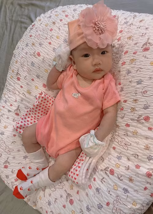 Càng lớn, con gái Vân Hugo càng đáng yêu.