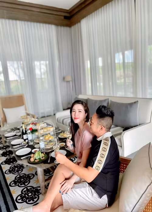 Thi thoảng, trên trang cá nhân, Bảo Thy đăng tải hình ảnh bên người bạn đời. Hồi mới kết hôn, nữ ca sĩ từng tuyên bố sẽ không khoe ảnh chồng.