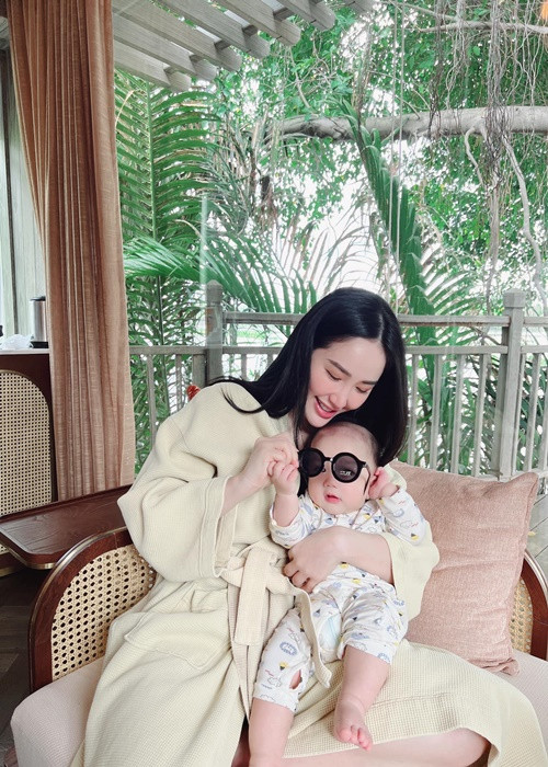 Từ ngày có con, Bảo Thy chẳng còn bận tâm đến thế giới bên ngoài. Mỗi ngày của cô trôi qua đầy bình yên bên gia đình, người thân.