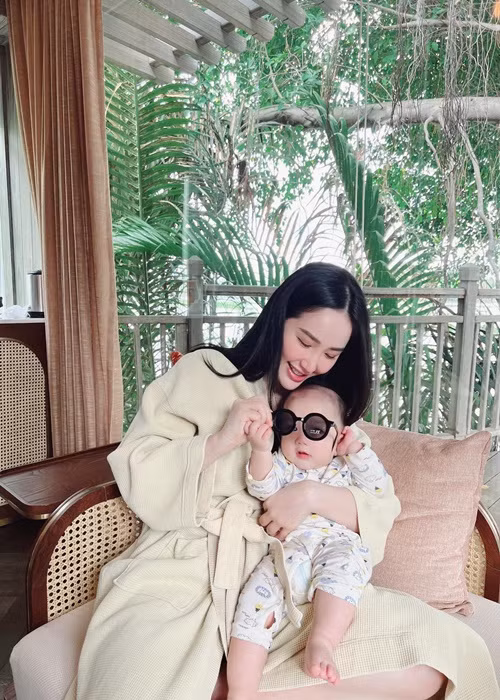 Từ ngày có con, Bảo Thy chẳng còn bận tâm đến thế giới bên ngoài. Mỗi ngày của cô trôi qua đầy bình yên bên gia đình, người thân.