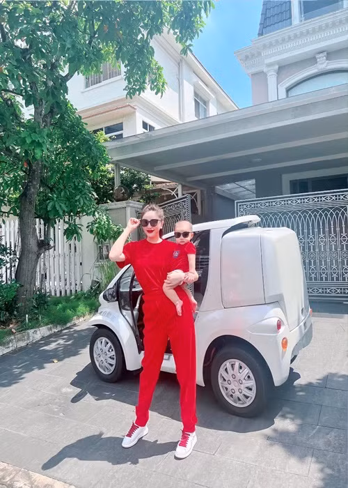 Lấy chồng sinh con, Bảo Thy trở thành người phụ nữ của gia đình. Cô biết nấu ăn, quán xuyến nhà cửa.