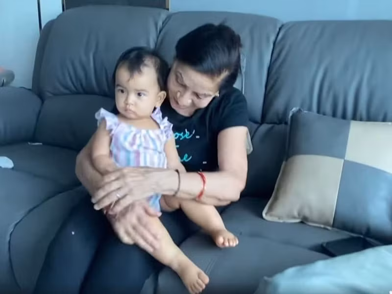 Con gái của Võ Hạ Trâm được bà nội tặng trang sức bằng vàng, các món phụ kiện truyền thống của người Ấn Độ như trang phục sari, khăn choàng dệt tay cũng như những chiếc váy điệu đà.