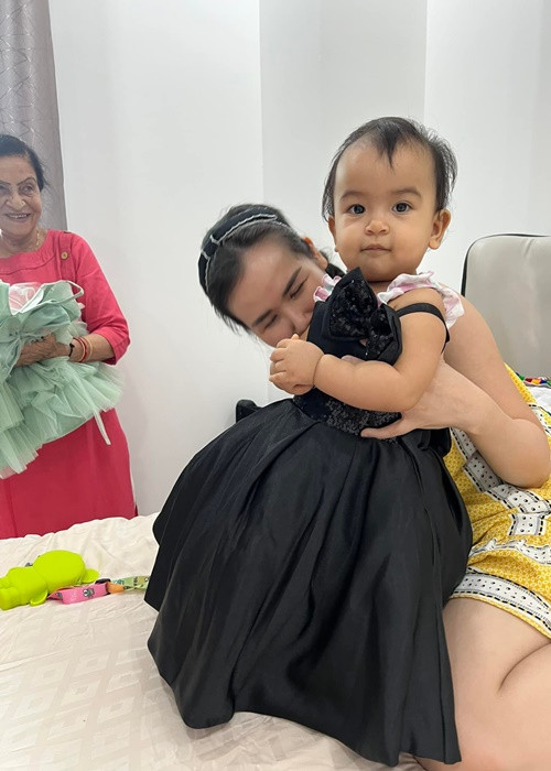 Không chỉ cháu gái, mẹ chồng của Võ Hạ Trâm cũng tặng con dâu trang sức bằng vàng.