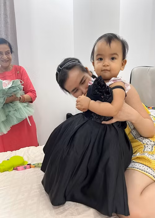 Không chỉ cháu gái, mẹ chồng của Võ Hạ Trâm cũng tặng con dâu trang sức bằng vàng.