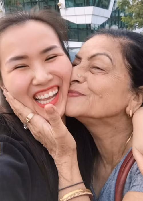 Người mẹ chồng Ấn Độ của Võ Hạ Trâm có gương mặt hiền lành, phúc hậu.