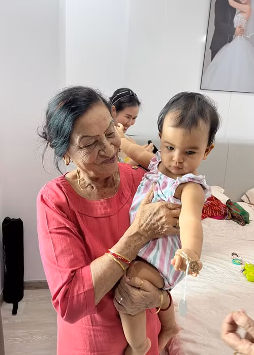 Mẹ chồng của nữ ca sĩ vui mừng khi lần đầu tiên bế cháu nội trên tay.