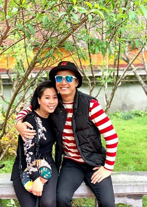 Hồng Đăng là một trong những nghệ sĩ nổi tiếng chiều vợ. Nam diễn viên không ít lần bênh vực bà xã khi cô bị cư dân mạng kém duyên chê kém sắc. Ảnh: Vietnamnet