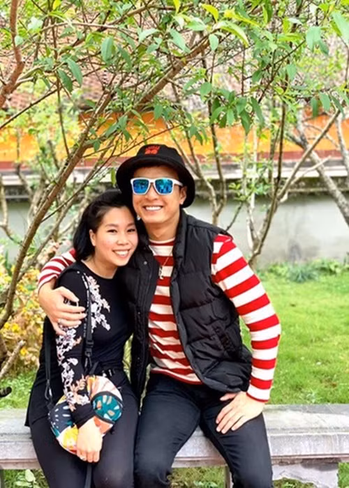 Hồng Đăng là một trong những nghệ sĩ nổi tiếng chiều vợ. Nam diễn viên không ít lần bênh vực bà xã khi cô bị cư dân mạng kém duyên chê kém sắc. Ảnh: Vietnamnet