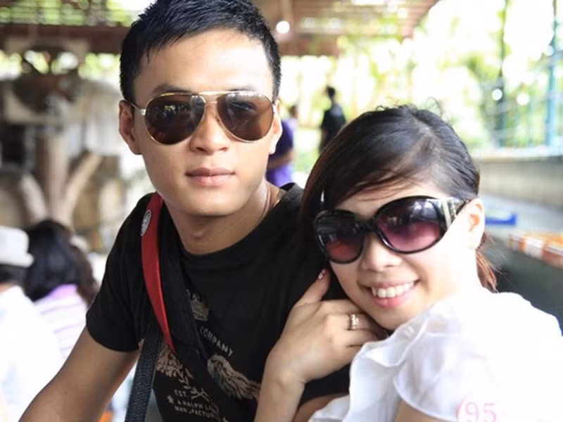 Hồng Đăng thường đột xuất lãng mạn với vợ để vợ vui. “Có khi chẳng là ngày gì, tôi vẫn muốn hai vợ chồng cùng đi spa, mua trang sức, mua túi xách”, nam diễn viên tâm sự trong cuộc phỏng vấn với Dân Trí. Ảnh: FBNV