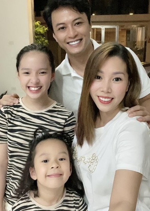 Gần đây, khi Hồng Đăng đi công tác ở nước ngoài, Anh Đào chia sẻ câu chuyện chồng mất điện thoại, phải dùng số lạ liên lạc với gia đình. Trong cuộc trò chuyện với Anh Đào, Hồng Đăng thổ lộ nhớ vợ và các con. Ảnh: FBNV