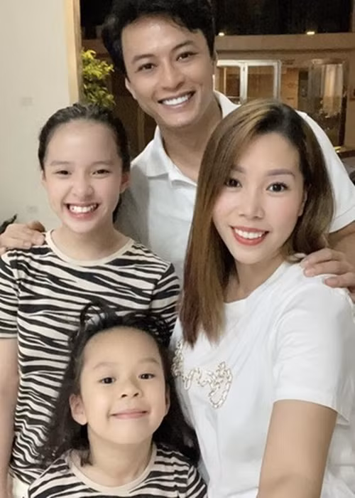 Gần đây, khi Hồng Đăng đi công tác ở nước ngoài, Anh Đào chia sẻ câu chuyện chồng mất điện thoại, phải dùng số lạ liên lạc với gia đình. Trong cuộc trò chuyện với Anh Đào, Hồng Đăng thổ lộ nhớ vợ và các con. Ảnh: FBNV