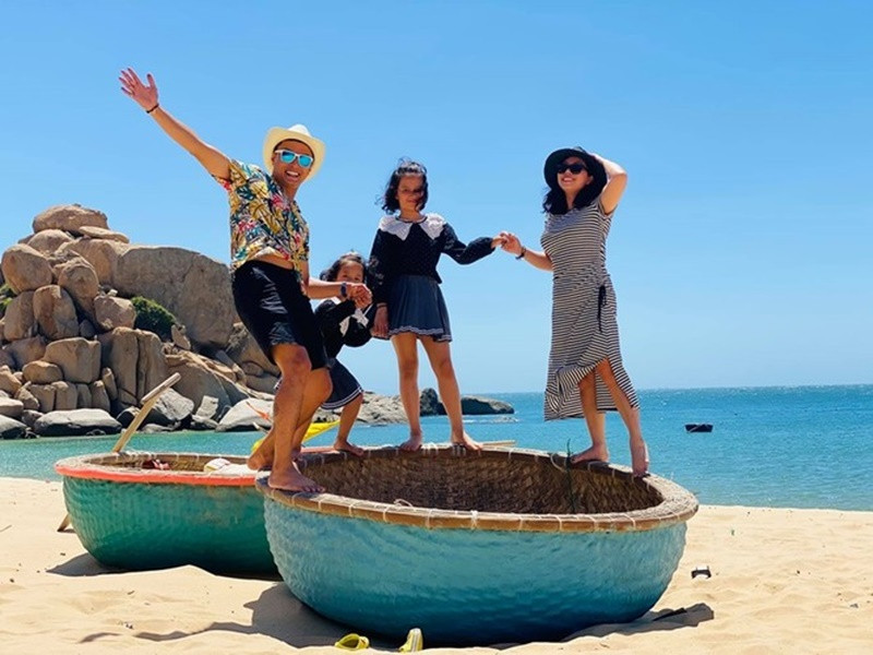 Hồng Đăng còn chiều chuộng hai con gái. Vào thời gian rảnh, nam diễn viên thường sắp xếp để đưa vợ con đi chơi xa. Ảnh: FBNV