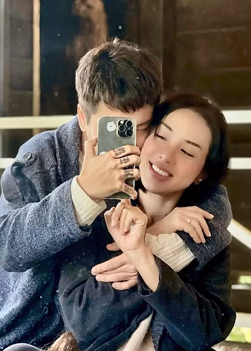 Nữ ca sĩ trải qua một số mối tình với người khác giới trước khi gặp Kenji. Ảnh: FBNV