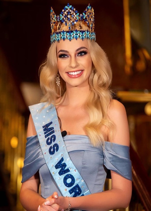 Sau khi đăng quang Hoa hậu Thế giới 2021, Karolina có nhiều hoạt động với vai trò hoa hậu.