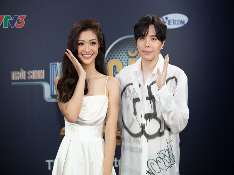 Á hậu 1 Hoa hậu Thế giới Việt Nam 2019 Kiều Loan vướng một số tin đồn hẹn hò. Năm 2020, cô tham gia Trời sinh một cặp, trở thành thí sinh trong đội huấn luyện viên Trịnh Thăng Bình. Khi chương trình kết thúc cũng là lúc rộ tin đồn tình cảm giữa Kiều Loan và Trịnh Thăng Bình. Ảnh: VOV