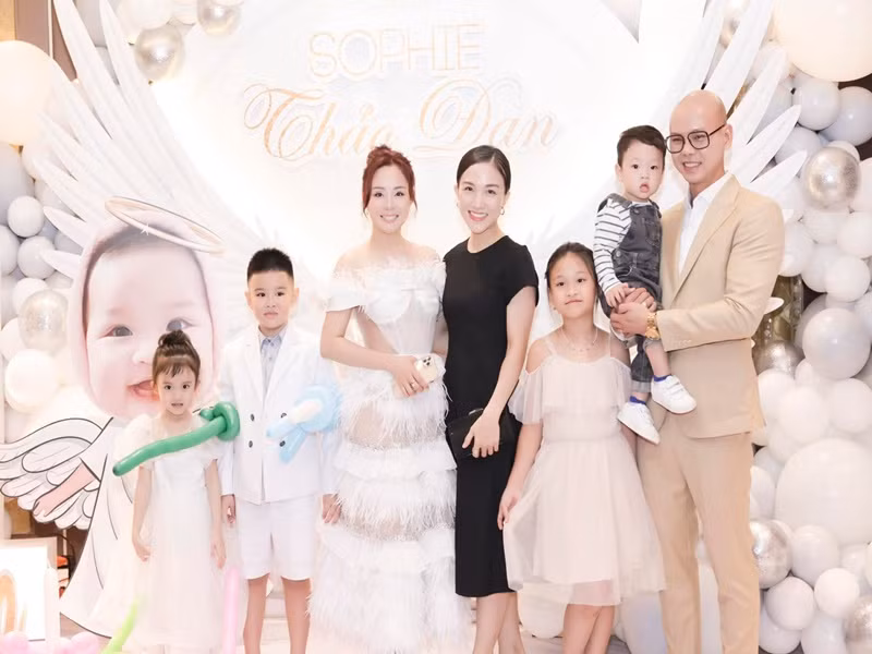 Vợ chồng ca sĩ Phan Đinh Tùng cũng dự tiệc sinh nhật.