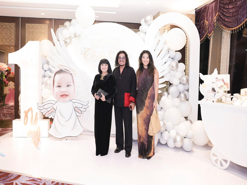 Vợ chồng Cẩm Vân - Khắc Triệu cùng cô con gái Cece Trương đến mừng hai con gái của Vy Oanh đón tuổi mới.