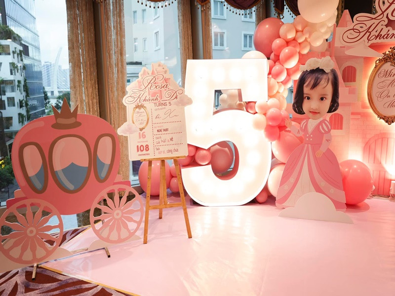 Bé Khánh Di chào đời tại Mỹ.