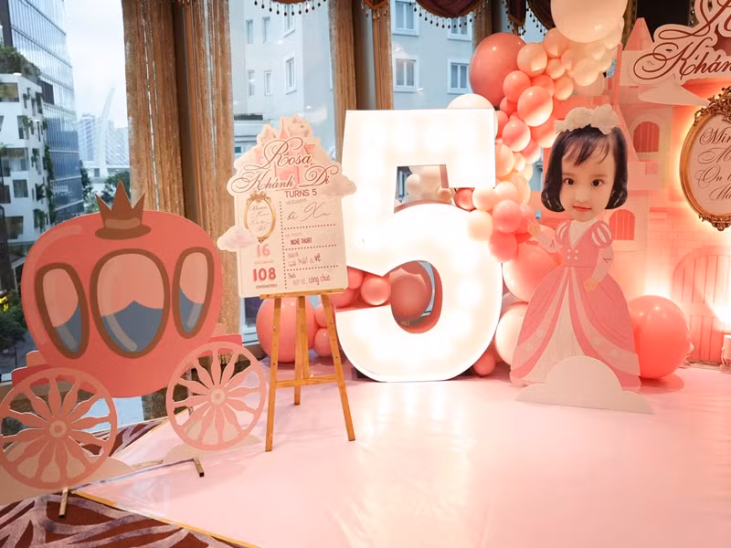 Bé Khánh Di chào đời tại Mỹ.