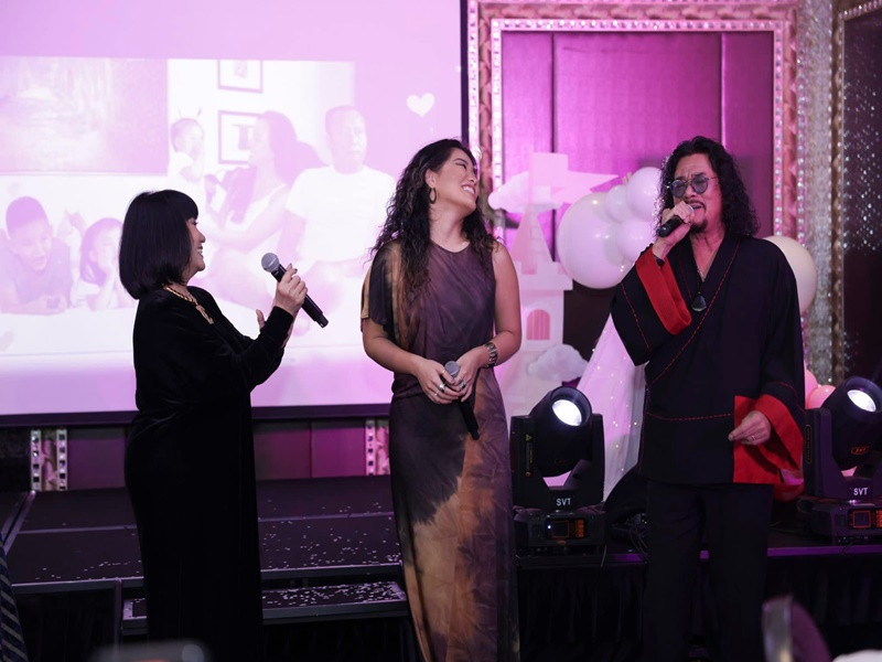 Gia đình Cẩm Vân hát trong tiệc sinh nhật.