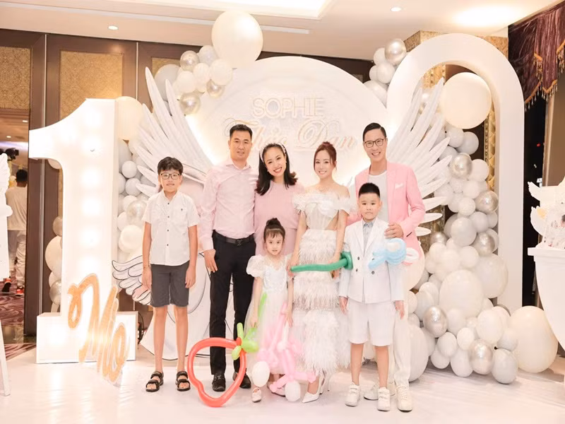 Vợ chồng Vân Hugo cùng con trai đến mừng sinh nhật của hai con gái Vy Oanh. "Mừng sinh nhật 2 thiên thần đáng yêu của mẹ Vy Oanh, bữa tiệc ngọt ngào và xinh đẹp như chủ nhân vậy, chúc 2 con một đời bình an và hạnh phúc", Vân Hugo nhắn nhủ đến Vy Oanh.