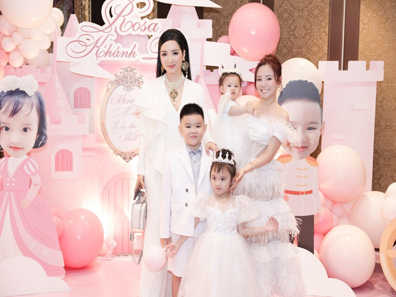 Giáng My đến dự tiệc sinh nhật và tặng hai con gái Vy Oanh chiếc bánh sinh nhật.