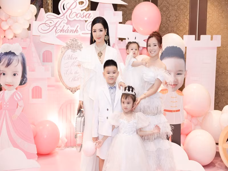 Giáng My đến dự tiệc sinh nhật và tặng hai con gái Vy Oanh chiếc bánh sinh nhật.