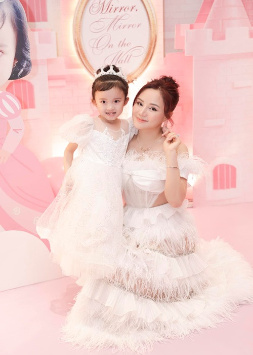 Bé Khánh Di tròn 5 tuổi, là cô con gái thứ hai của Vy Oanh.