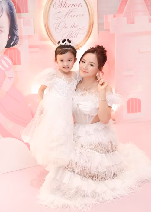 Bé Khánh Di tròn 5 tuổi, là cô con gái thứ hai của Vy Oanh.