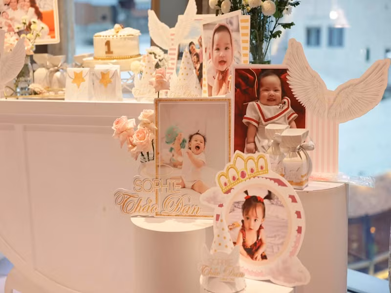 Vy Oanh và chồng tổ chức tiệc sinh nhật chung vì hai con gái đón sinh nhật cách nhau 4 ngày.