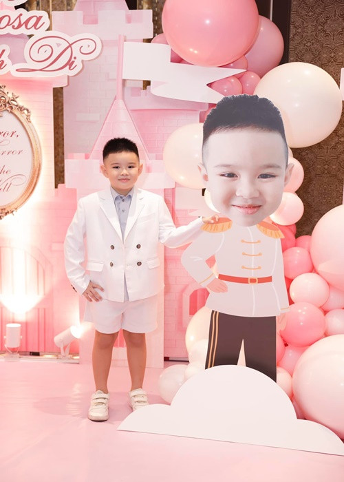 Vợ chồng Vy Oanh còn có một cậu con trai chung tên Hùng Anh, sinh năm 2015.